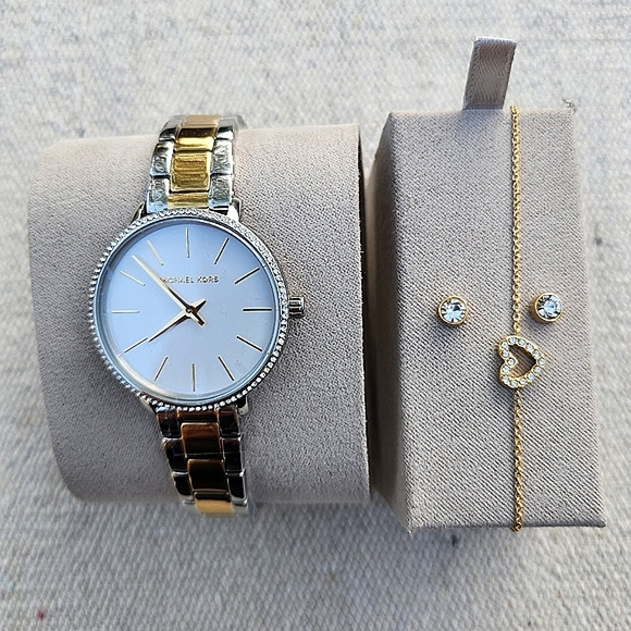 Michael Kors Gift Set - Picture 2 of 14